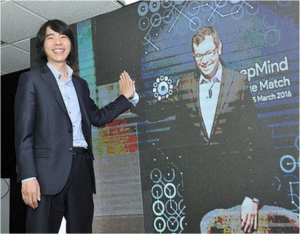 Lee Sedol, challenger humain d’AlphaGo, en vidéoconférence avec Demis Hassabis, directeur du projet Google DeepMind qui l’a mis au point, lors de la conférence de presse annonçant leur confrontation, en février 2016. 