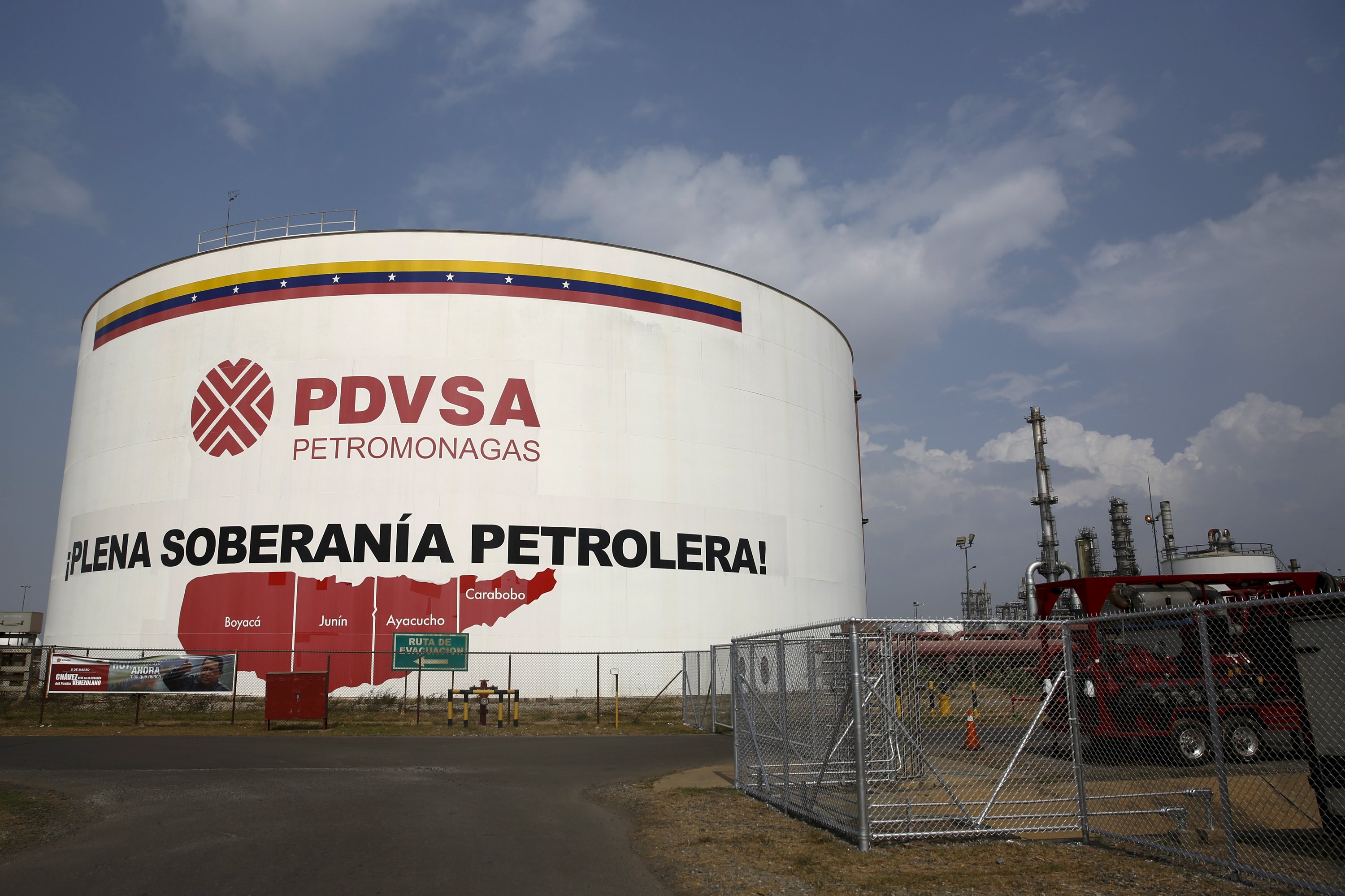 Un estanque petrolero de PDVSA en el complejo industrial José Antonio Anzoátegui en Anzoátegui, Venezuela