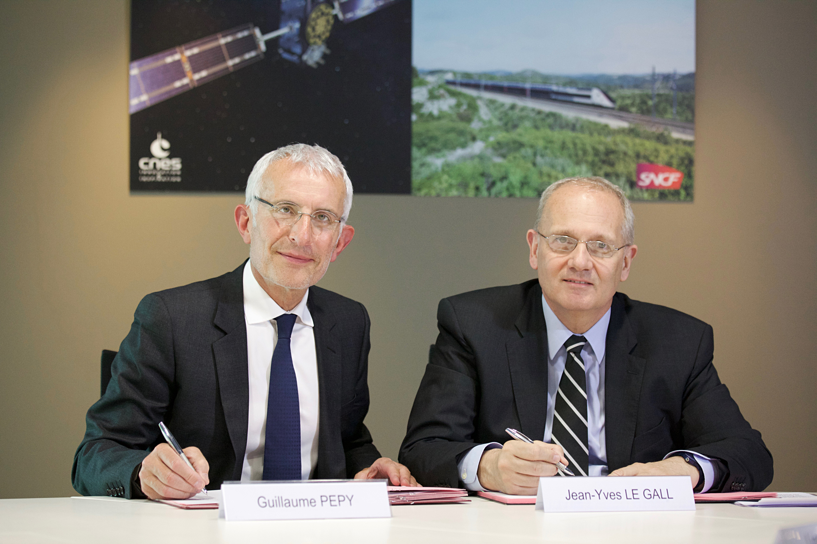 Guillaume Pepy, président du directoire de SNCF et Jean-Yves Le Gall, président du CNES, le 27 mai 2016, au siège du CNES, à Paris. Crédits : CNES/S. Godefroy