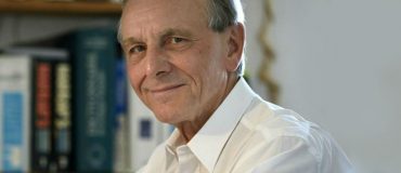 La robotique va révolutionner la médecine selon Axel Kahn