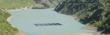Une centrale solaire flottante sur un lac alpin suisse
