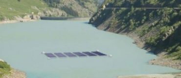 Une centrale solaire flottante sur un lac alpin suisse