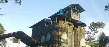 Un village et un château construits en bouteilles plastiques