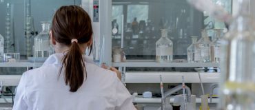 Adhésifs  : des feuilles d’hydrogel qui se verrouillent en milieu humide