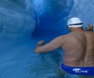 Lewis Pugh nage en maillot dans un lac supraglaciaire en Antarctique