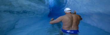 Lewis Pugh nage en maillot dans un lac supraglaciaire en Antarctique