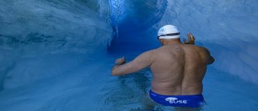 Lewis Pugh nage en maillot dans un lac supraglaciaire en Antarctique