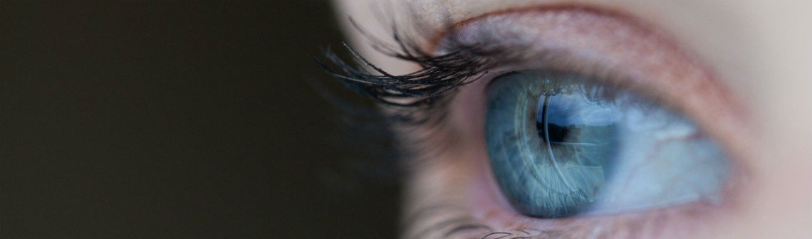 batteries qui se rechargent au contact des larmes pour alimenter des lentilles de contact connectées