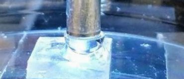 Une colle sous-marine décollable à l’électricité