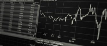 Une relecture de la règle de Hotelling pour décrire les cours des ressources naturelles