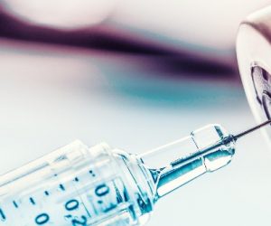 Annie-Pierre Jonville-Béra : « Jamais un vaccin n’a été surveillé de manière aussi intense que ceux contre la Covid-19 »
