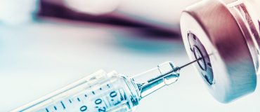 Annie-Pierre Jonville-Béra : « Jamais un vaccin n’a été surveillé de manière aussi intense que ceux contre la Covid-19 »