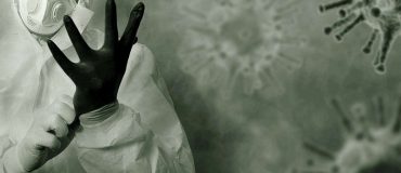 Un gant connecté traité au dioxyde de titane, une solution mulhousienne contre la Covid-19