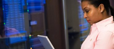 Quelles initiatives promeuvent la place des femmes dans les métiers scientifiques ?