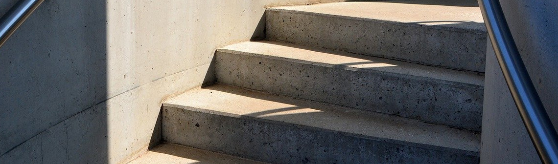 Un supercondensateur à base de ciment, d’eau et de carbone pour stocker l’électricité dans les structures en béton