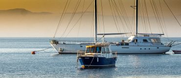 Une station de lavage munie de brosses pour retirer le fouling sur les bateaux