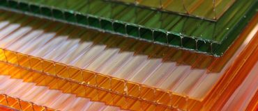 Un procédé de recyclage chimique rapide des polycarbonates et polyesters