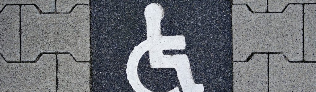 Une personne paraplégique marche grâce à une interface cerveau-moelle épinière