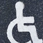 Une personne paraplégique marche grâce à une interface cerveau-moelle épinière
