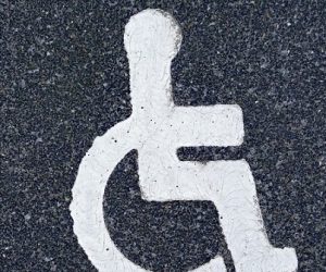 Une personne paraplégique marche grâce à une interface cerveau-moelle épinière