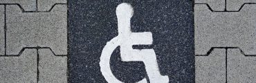Une personne paraplégique marche grâce à une interface cerveau-moelle épinière