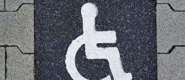 Une personne paraplégique marche grâce à une interface cerveau-moelle épinière