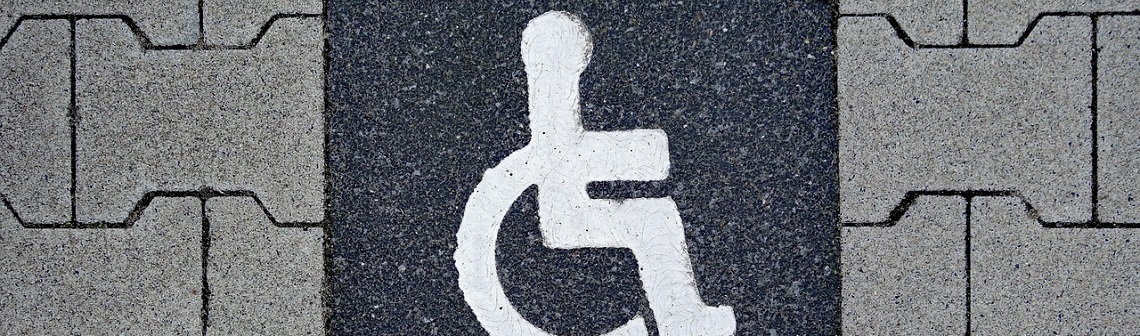 Une personne paraplégique marche grâce à une interface cerveau-moelle épinière