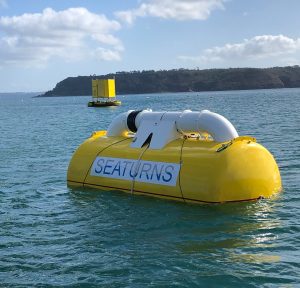 Seaturns vient de débuter une phase de test d'un démonstrateur à l'échelle 1/4 en mer sur un site d'essais de l'Ifremer. Crédit : Seaturns