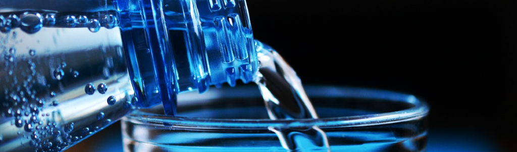 Des bouteilles d’eau saveur nanoplastiques