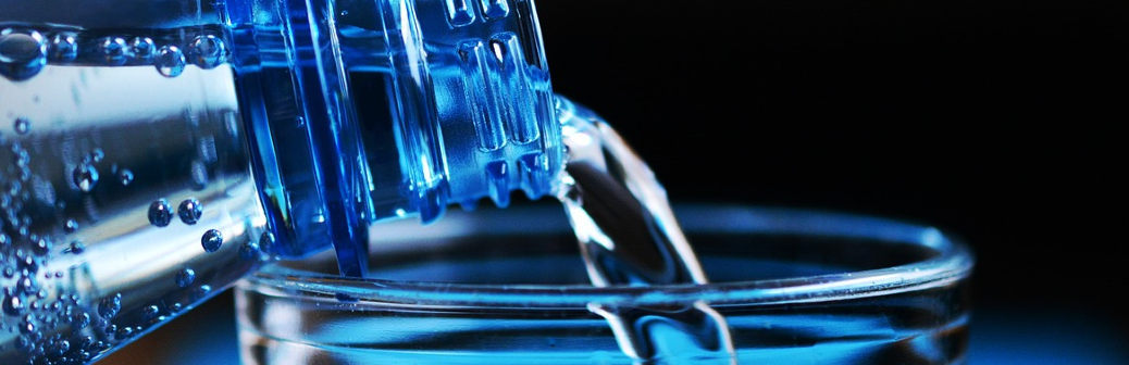 Des bouteilles d’eau saveur nanoplastiques