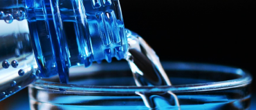 Des bouteilles d’eau, saveur « nanoplastiques »