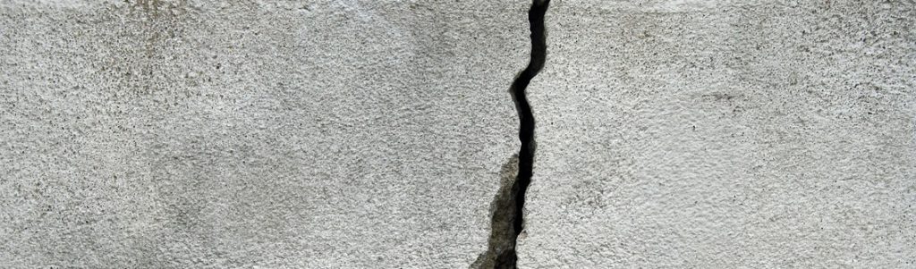 Améliorer la modélisation des matériaux quasi-fragiles grâce à l'étude du papier