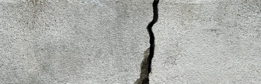 Améliorer la modélisation des matériaux quasi-fragiles grâce à l'étude du papier