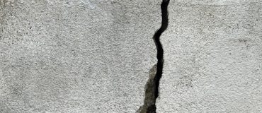 Améliorer la modélisation des matériaux quasi-fragiles grâce à l'étude du papier