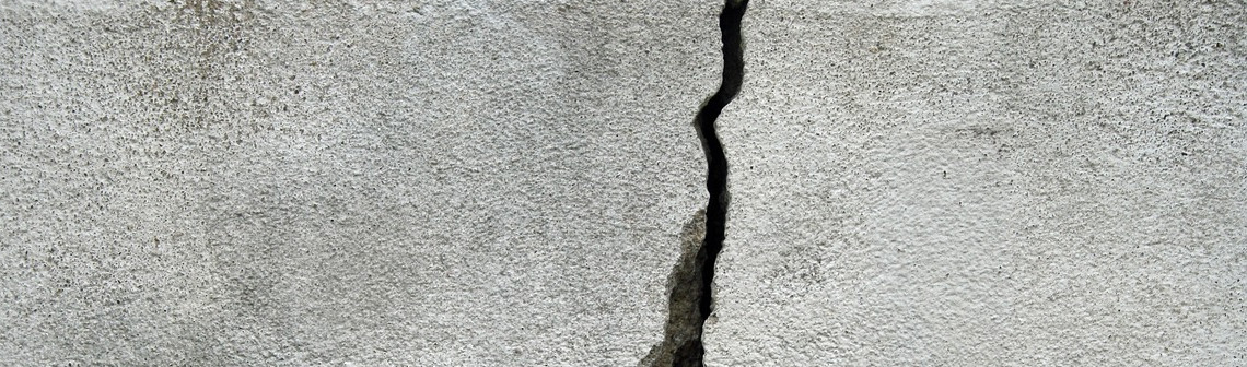 Améliorer la modélisation des matériaux quasi-fragiles grâce à l'étude du papier