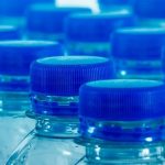 Traitements de l’eau en bouteille : scandale sanitaire ou tempête dans un verre d’eau ?