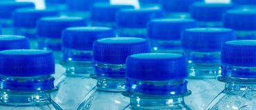 Traitements de l’eau en bouteille : scandale sanitaire ou tempête dans un verre d’eau ?