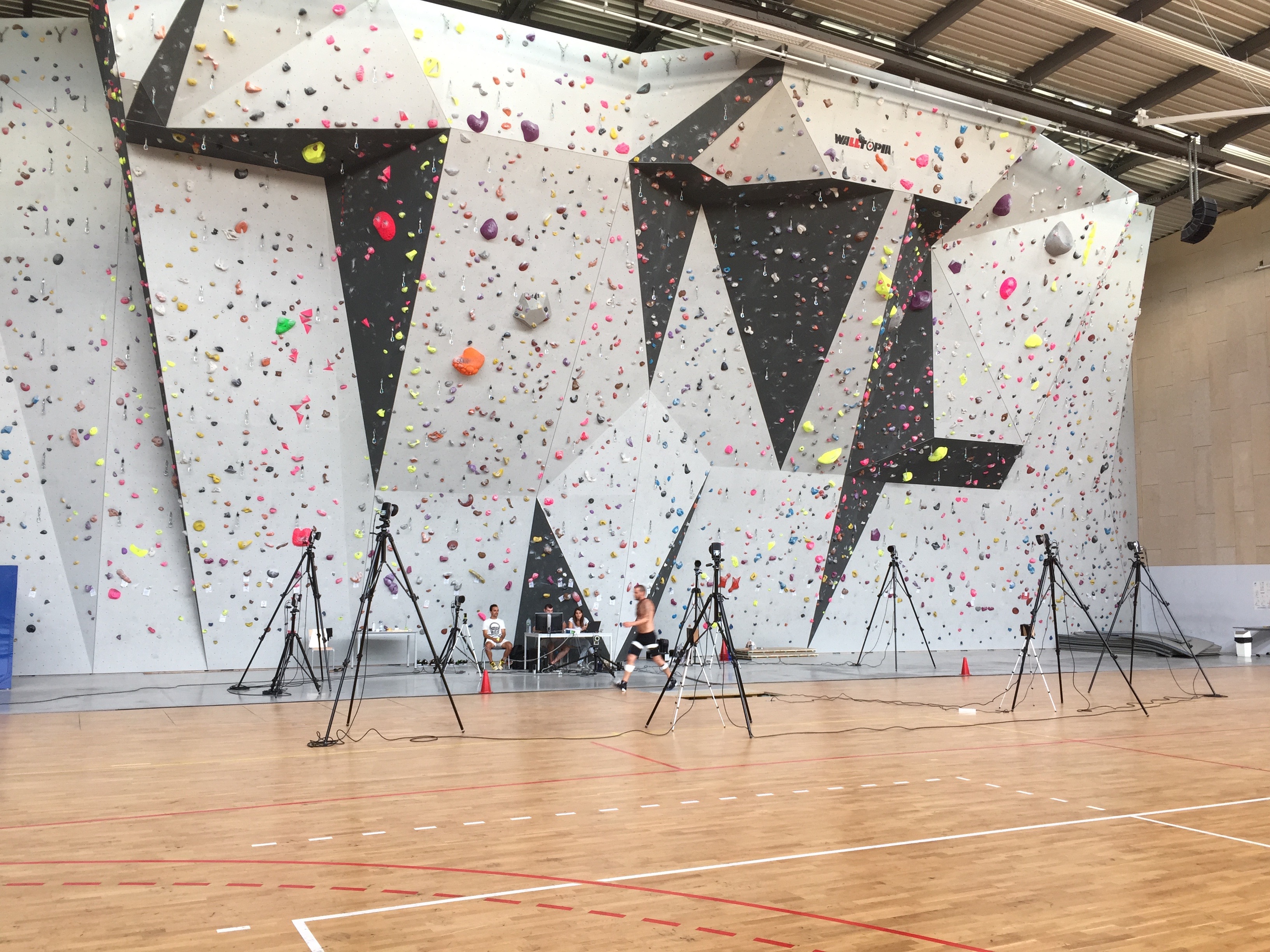 La plateforme est équipée d'un gymnase instrumenté, d'un mur d'escalade et de salles de recherche La plateforme est équipée d'un gymnase instrumenté, d'un mur d'escalade et de salles de recherche