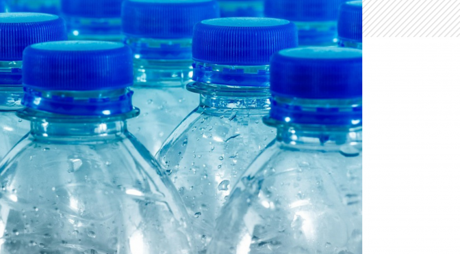 Traitements de l’eau en bouteille : scandale sanitaire ou tempête dans un verre d’eau ?