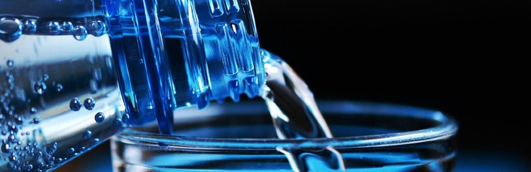 Microplastiques dans l’eau potable : une pollution invisible aux normes actuelles