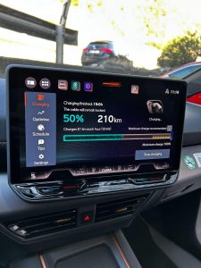 Véhicule en cours de charge avec le système WattAnyWhere