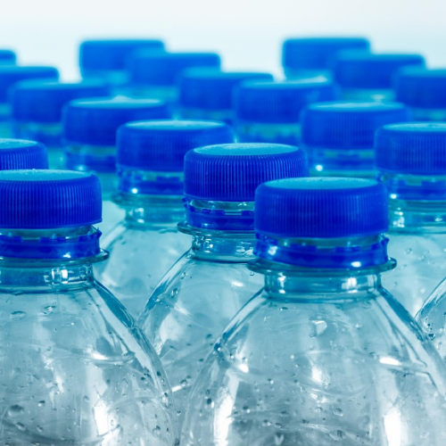 Traitements de l’eau en bouteille : scandale sanitaire ou tempête dans un verre d’eau ?