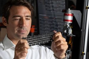 Christos Athanasiou tient le composite de plastique recyclé développé par son équipe