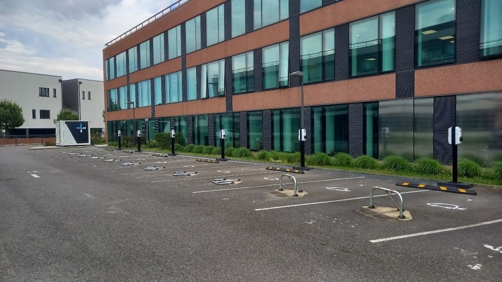 Un conteneur EIKO et ses bornes de recharge installés sur un parking d’entreprise Un conteneur EIKO et ses bornes de recharge installés sur un parking d’entreprise