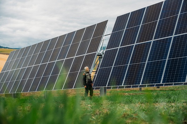 Ombrière sur grandes cultures dotée de trackers dynamiques, sur l'exploitation d'Hervé Malgat à Chadeleuf, dans le Puy-de-Dôme Ombrière sur grandes cultures dotée de trackers dynamiques, sur l'exploitation d'Hervé Malgat à Chadeleuf, dans le Puy-de-Dôme
