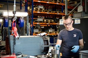 Chaque technicien bénéficie d’un poste de travail et d’outils attitrés
