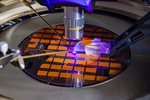 Des microleds pour réduire la consommation électrique des clusters d'intelligence artificielle