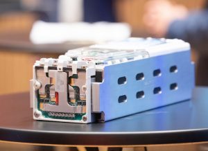 Les composants de puissance assurent à la fois les fonctions de chargeur et d’onduleur Les composants de puissance assurent à la fois les fonctions de chargeur et d’onduleur