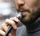 La cigarette électronique se dote de normes en France, une première mondiale