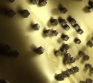 Ces nanocubes se jouent de la lumière